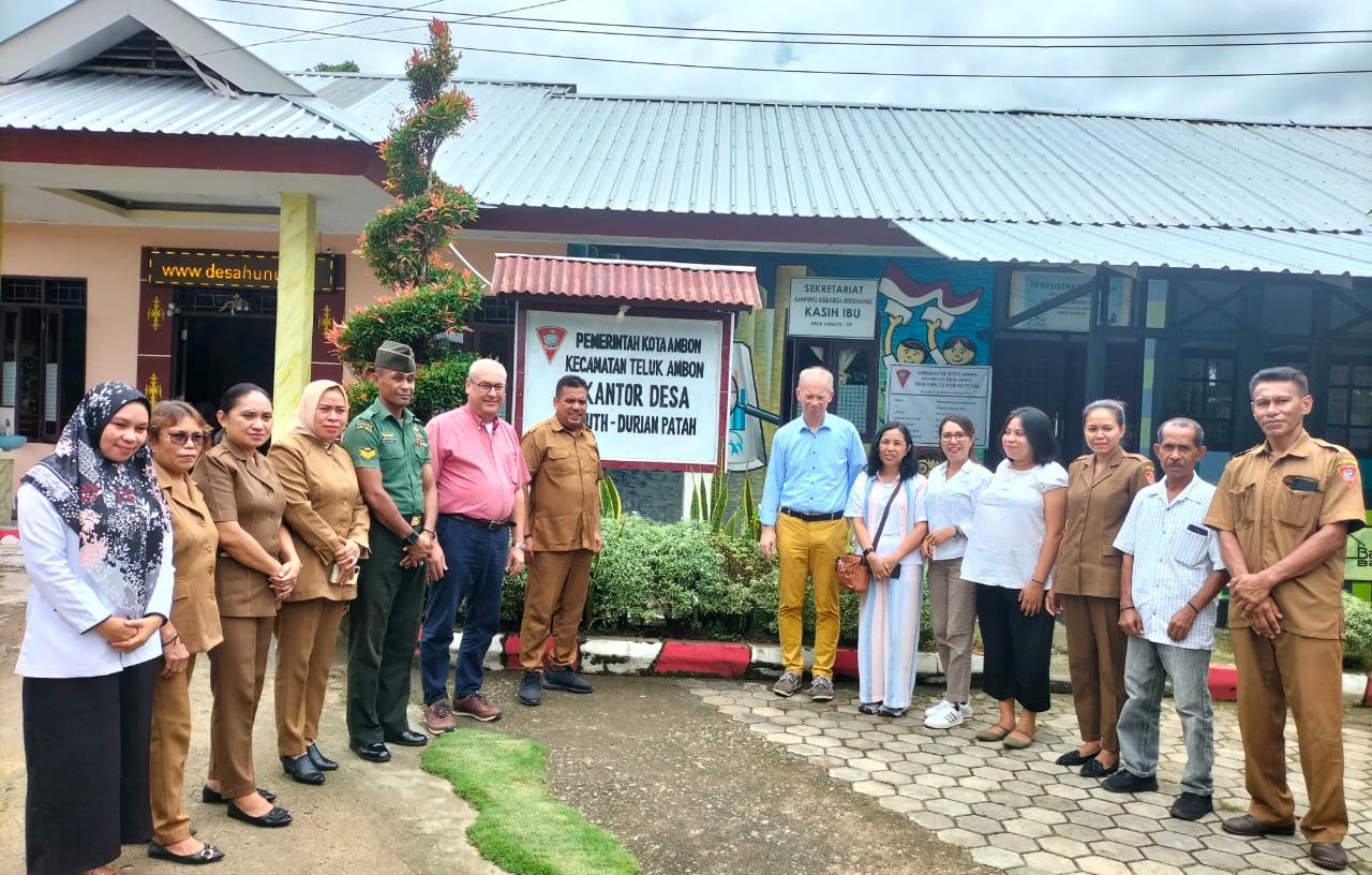 Foto Bersama Staf Desa